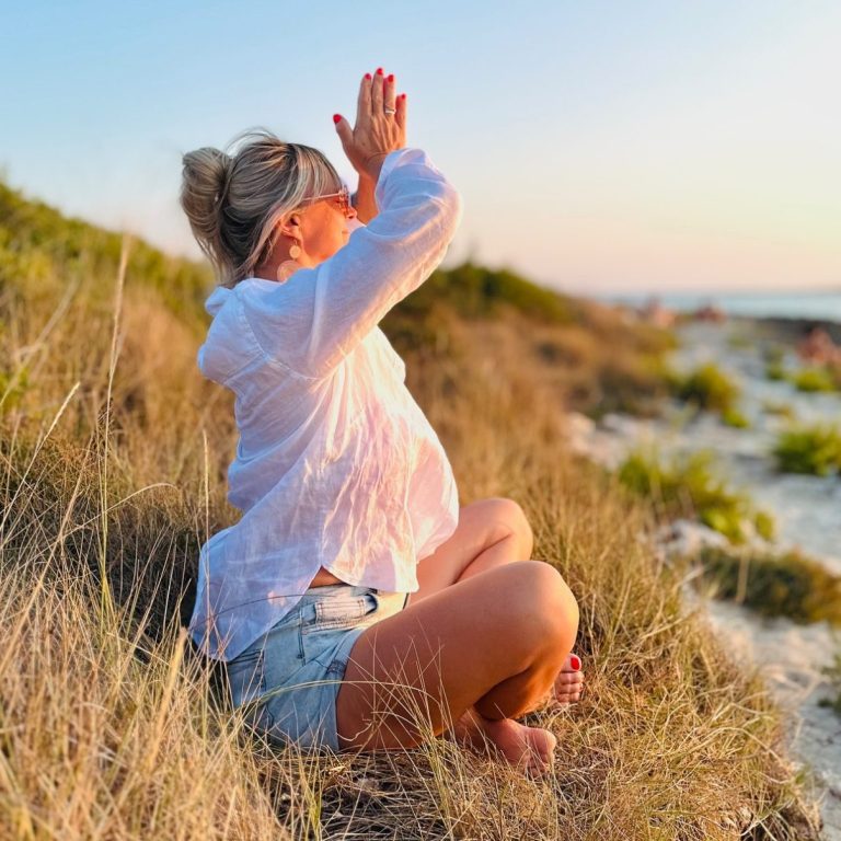 Edyta Thettmeyer Lotos Yoga in Potsdam meditierend am Strand Edyta Thettmeyer Lotos Yoga in Potsdam